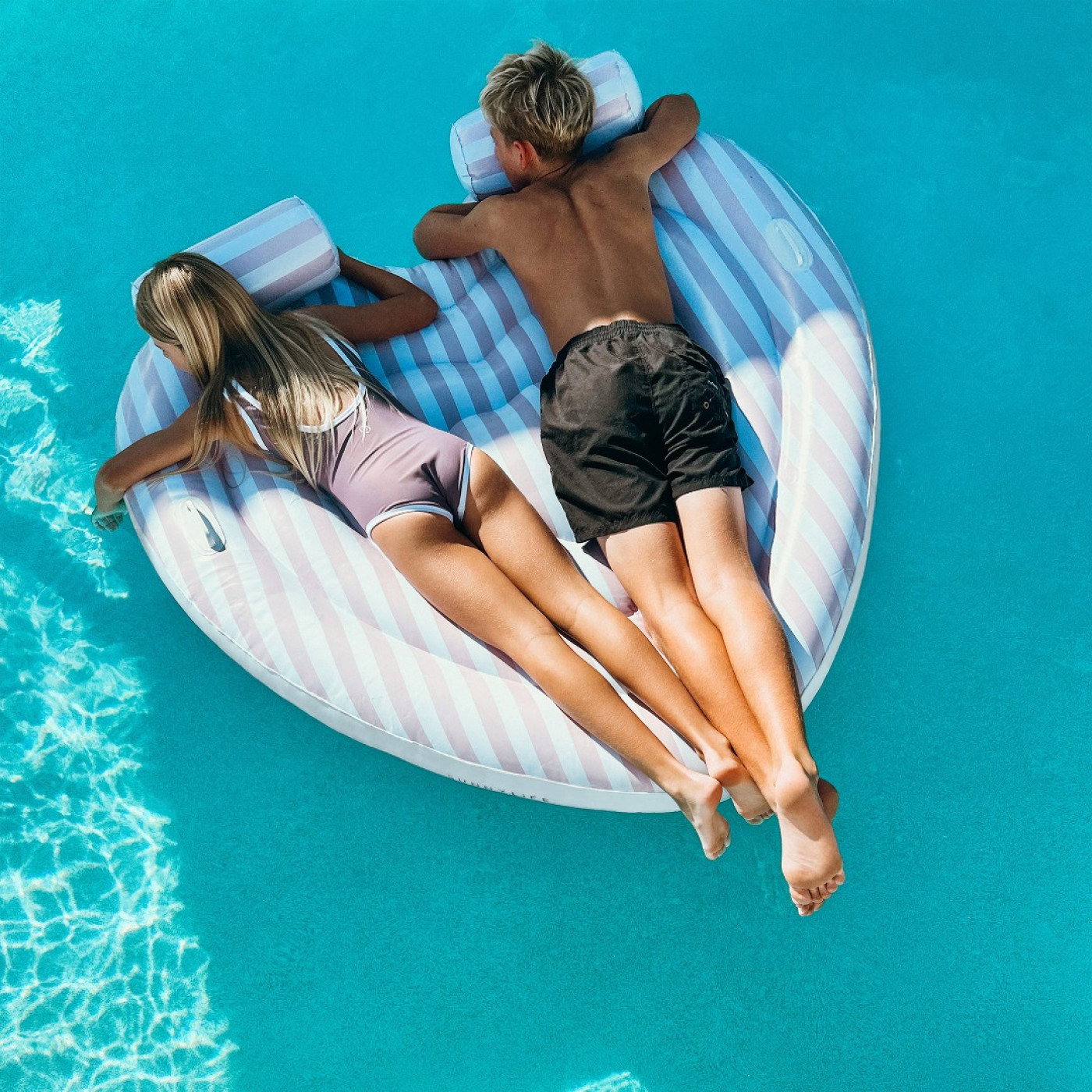 Sunnylife - Çift Kişilik Kalpli Havuz Yatağı Simidi Sunnylife - Çift Kişilik Kalpli Havuz Yatağı Simidi