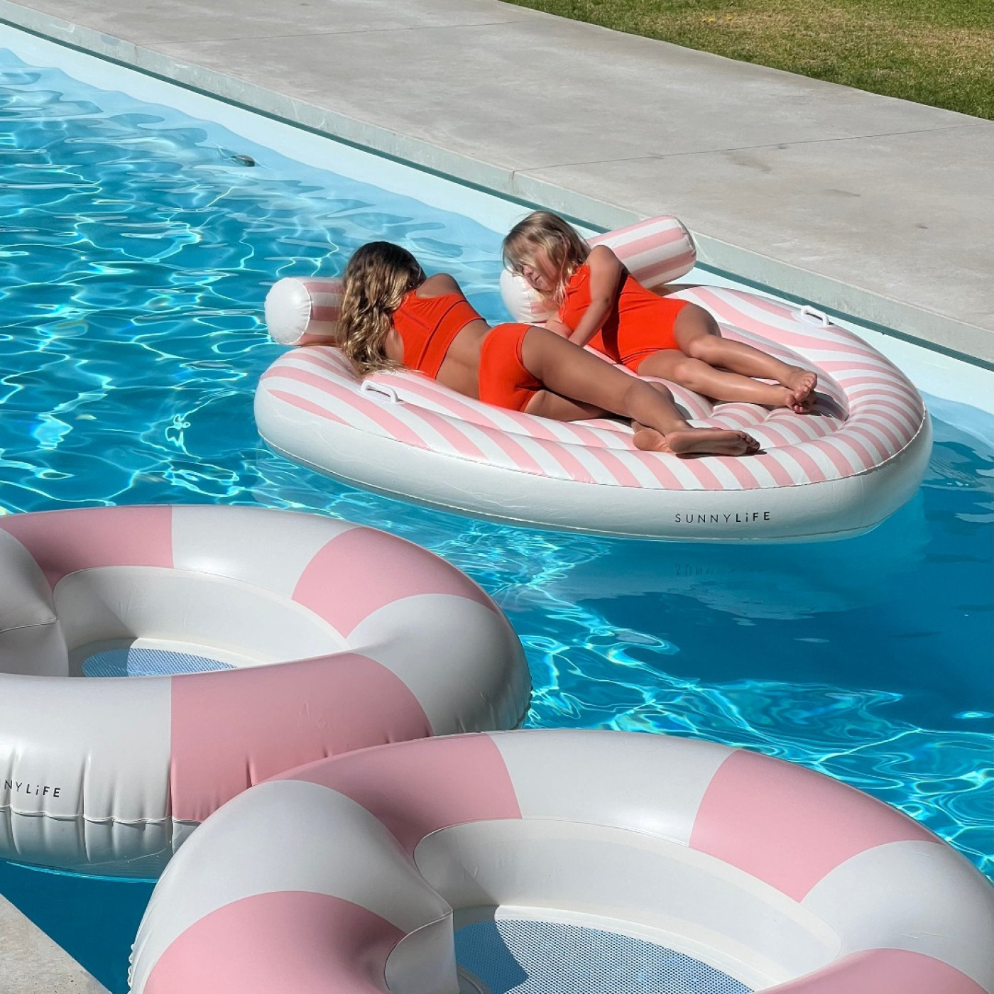 Sunnylife - Çift Kişilik Kalpli Havuz Yatağı Simidi Sunnylife - Çift Kişilik Kalpli Havuz Yatağı Simidi